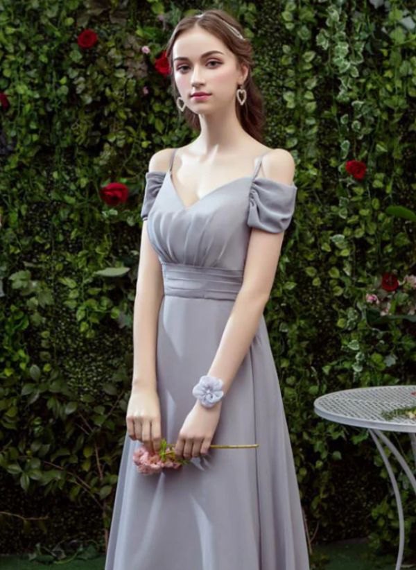 Gaun bridesmaid dengan detail lipit di bagian dada